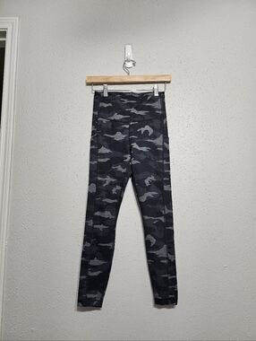 Athleta Camo Leggings XS Ultimate 7/8 Tight High Rise Yoga Gym Gray Black